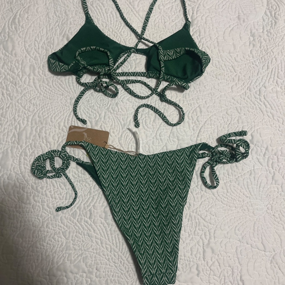 Geometric Textured Green Swimsuit Set - Picture 2 of 5